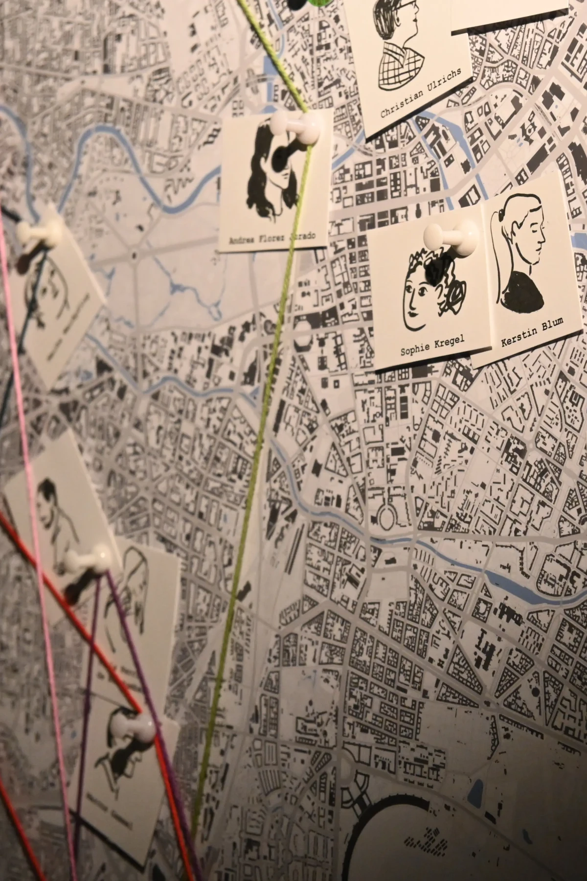 Ein Bild der Crazy Wall, auf der die Verbindungen der Mitglieder des Netzwerks zu sehen sind.