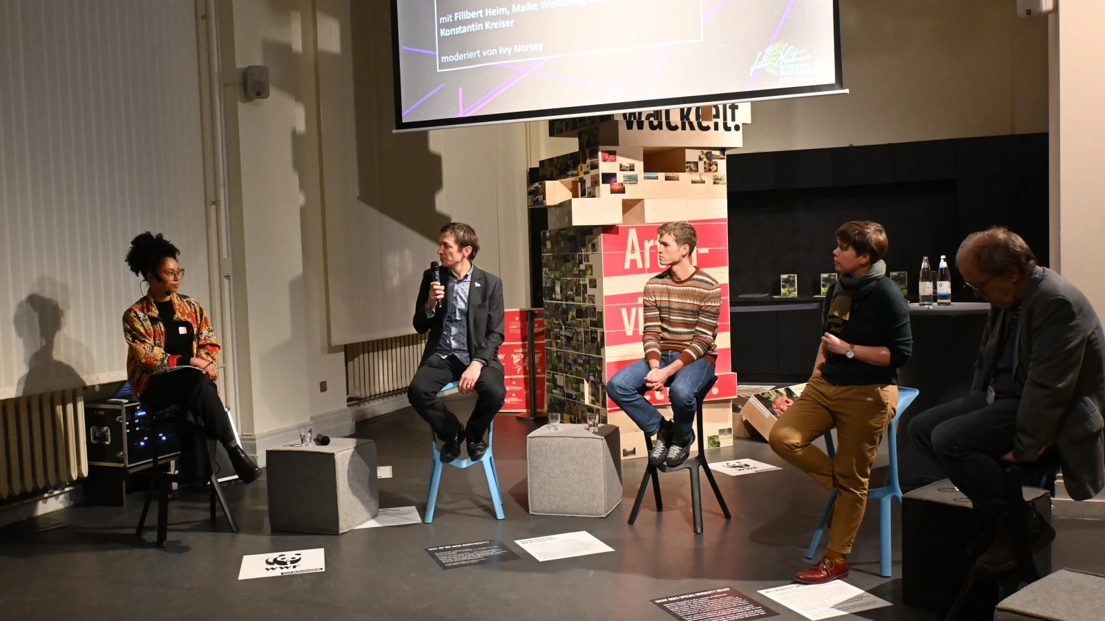 Die Teilnehmenden der Podiumsdiskussion sind zu sehen.