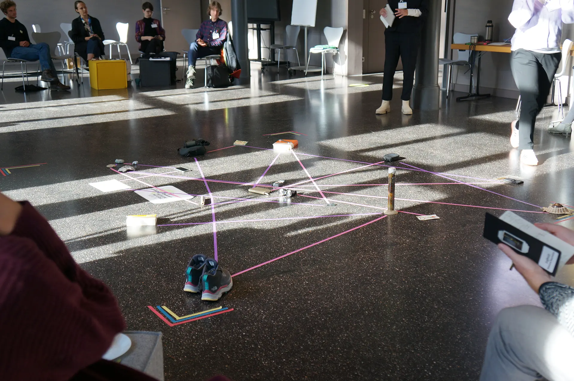 Die Netzwerkler:innen im Arbeitsprozess sowie die Ergebnisse werden gezeigt.