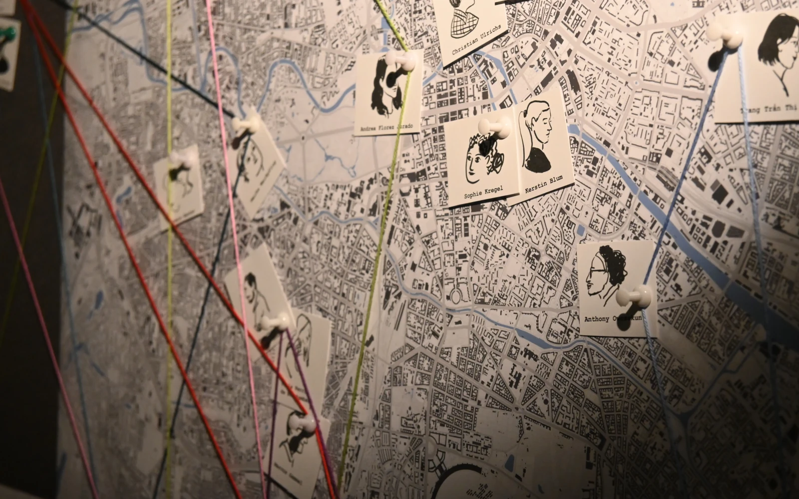 Ein Bild der Crazy Wall, auf der die Verbindungen der Mitglieder des Netzwerks zu sehen sind.