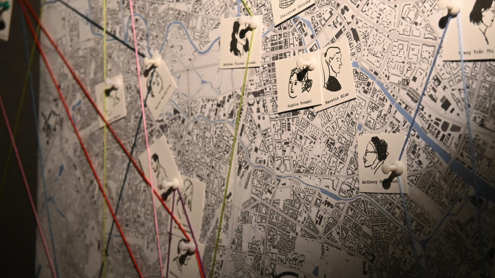 Ein Bild der Crazy Wall, auf der die Verbindungen der Mitglieder des Netzwerks zu sehen sind.