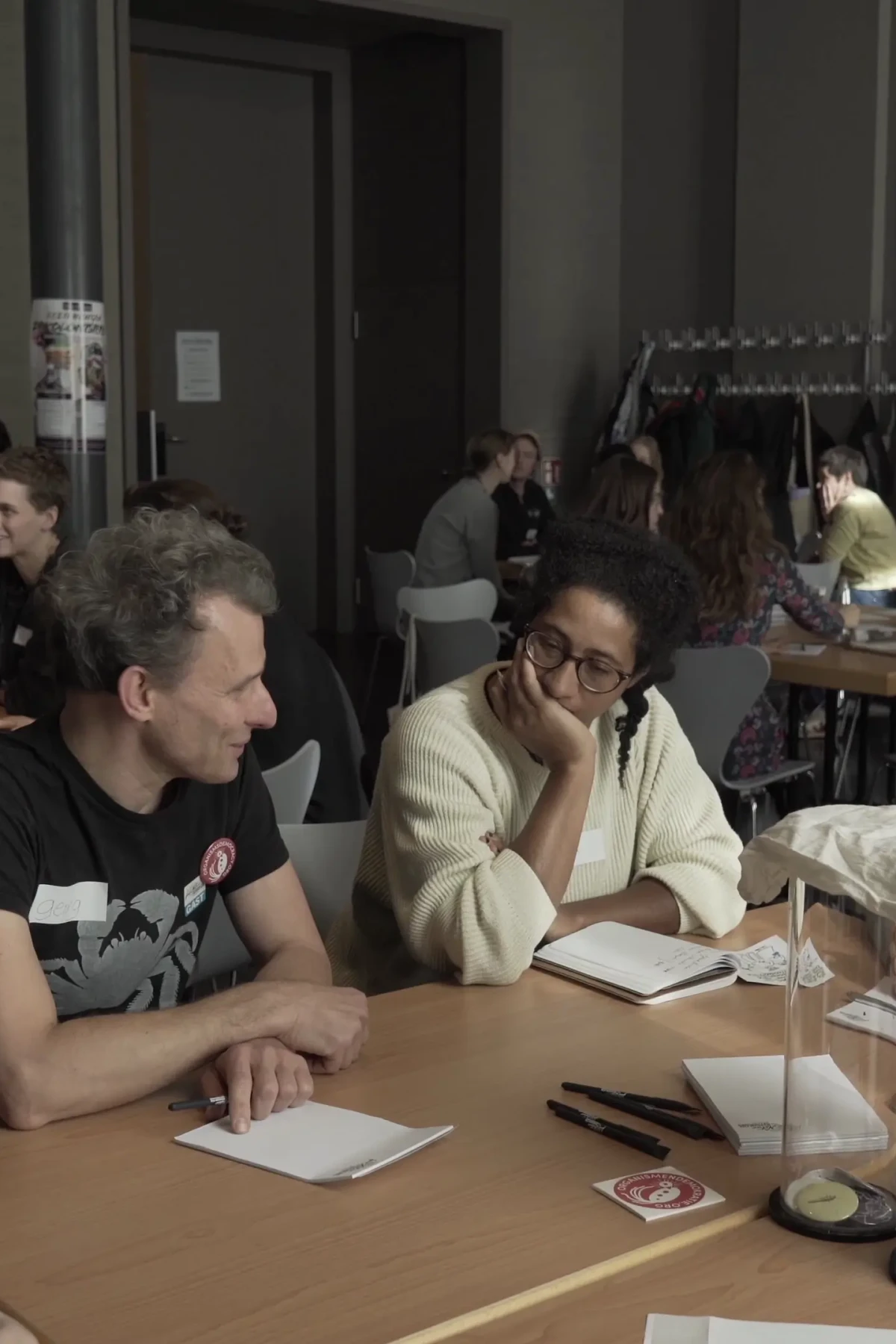 Teilnehmende des Workshops diskutieren gemeinsam an einem Tisch.