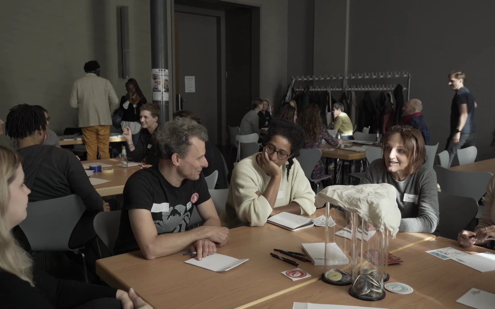 Teilnehmende des Workshops diskutieren gemeinsam an einem Tisch.