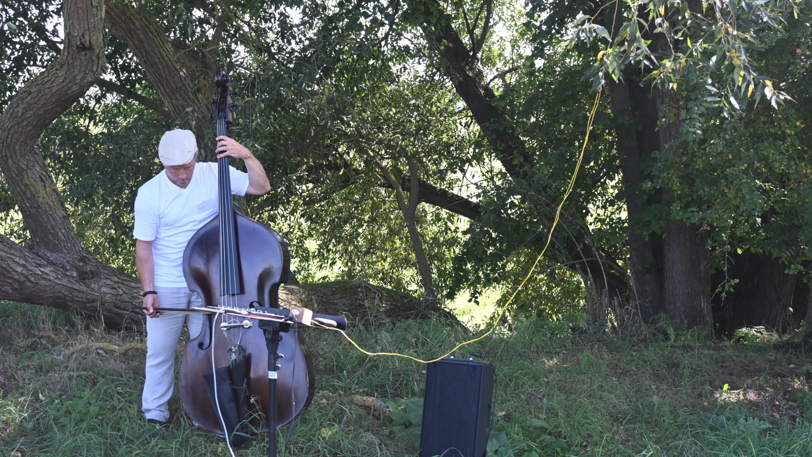 Kurt Holzkämper wird beim Kontrabassspielen zu den Geräuschen der Mikrofonierung gezeigt.