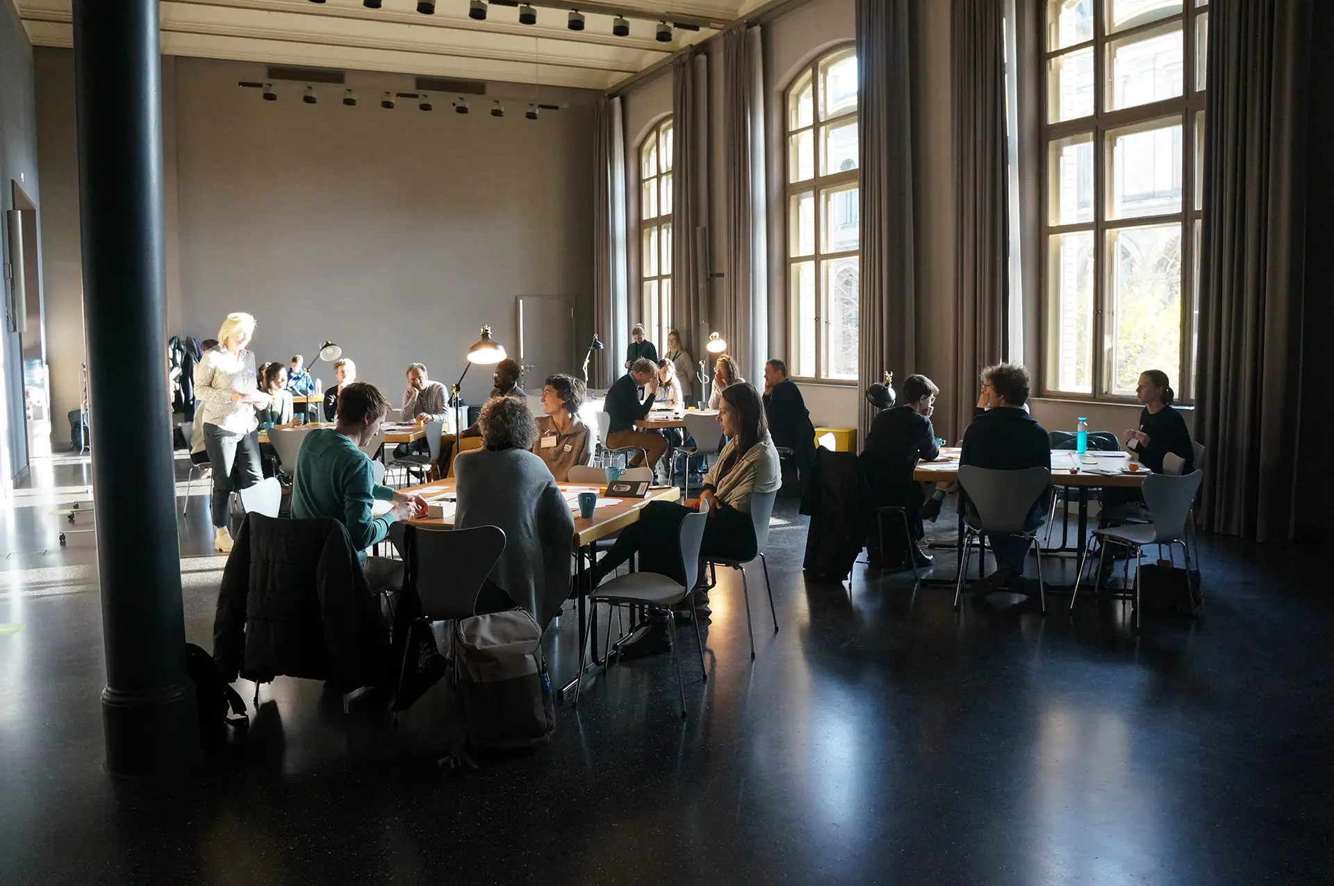 Die Netzwerkler:innen im Arbeitsprozess sowie die Ergebnisse werden gezeigt.