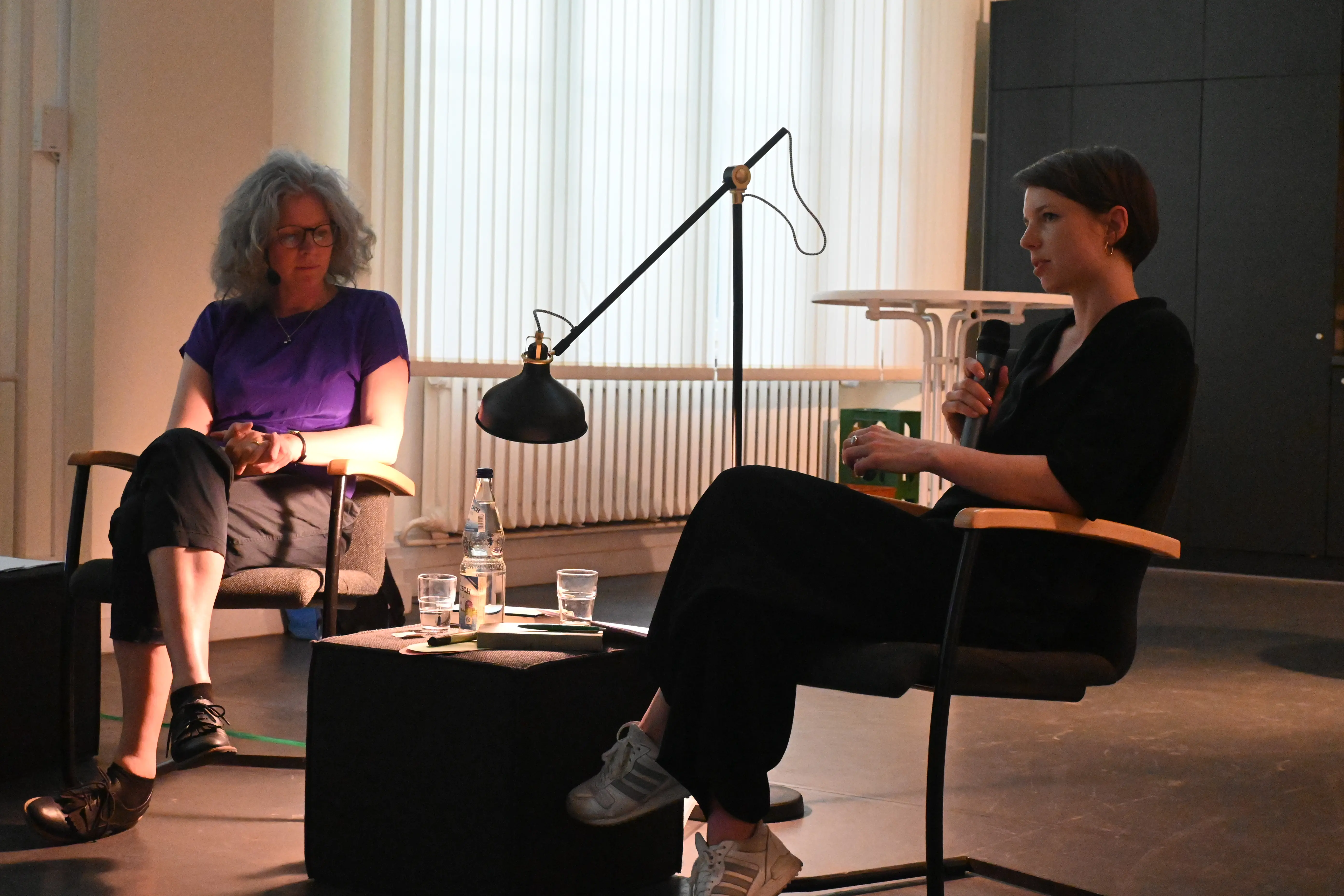 Birgit Schneider und Elisabeth Heyne diskutieren über das Buch.