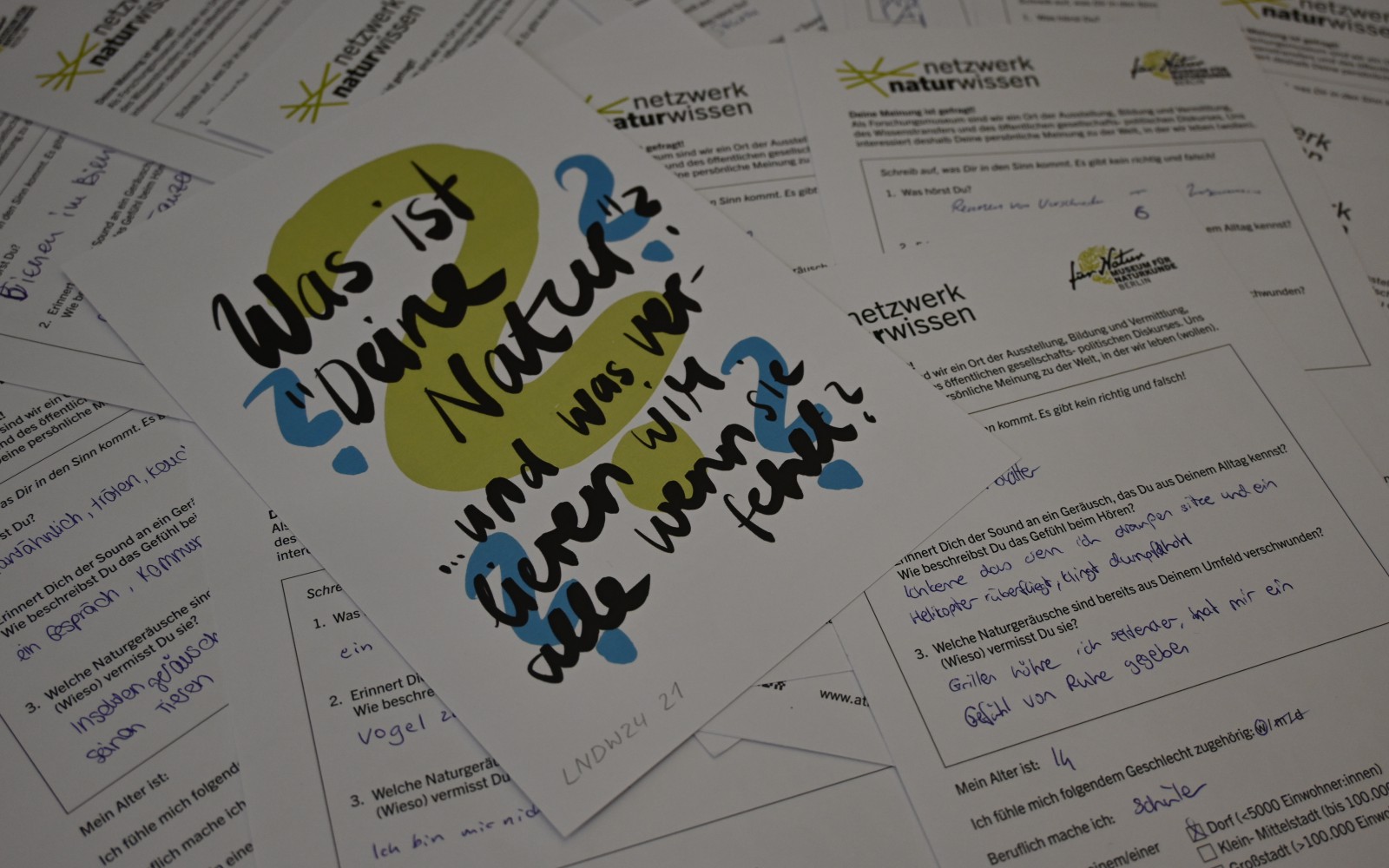 Zettel auf einem Haufen