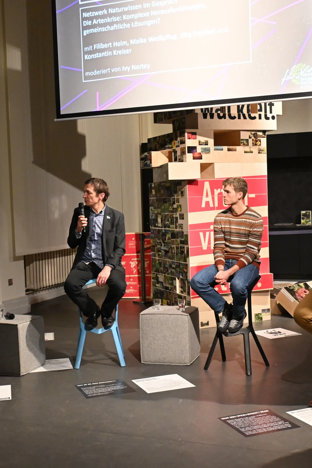 Die Teilnehmenden der Podiumsdiskussion sind zu sehen.