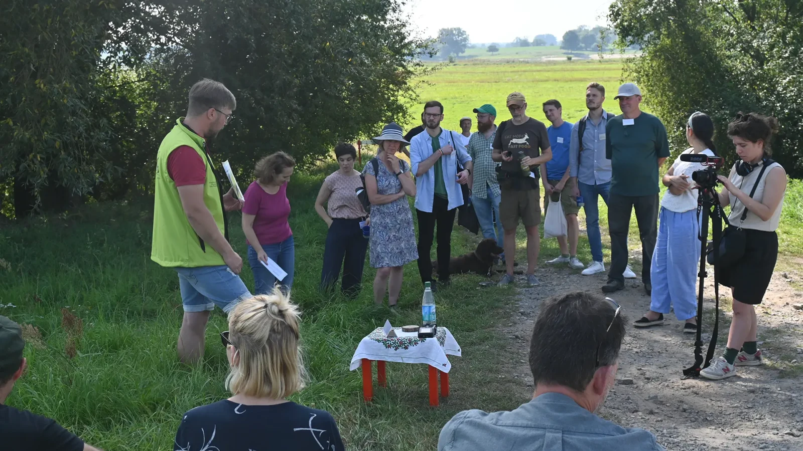 Bildergalerie vom Workshop Dialogforum. Die Teilnehmenden wandern durch das Biosphärenreservat, halten Kurzvorträge und hören der Mikrofonierung zu.