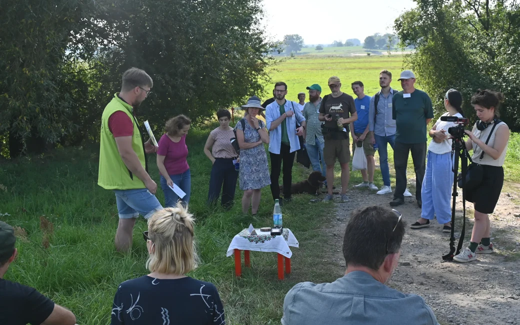 Bildergalerie vom Workshop Dialogforum. Die Teilnehmenden wandern durch das Biosphärenreservat, halten Kurzvorträge und hören der Mikrofonierung zu.
