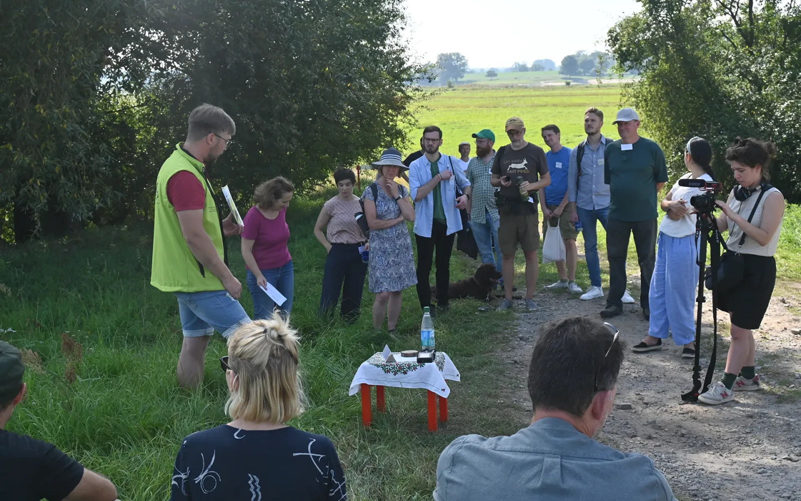 Bildergalerie vom Workshop Dialogforum. Die Teilnehmenden wandern durch das Biosphärenreservat, halten Kurzvorträge und hören der Mikrofonierung zu.
